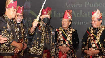 Irjen Pol Albertus Rachmad Wibowo Terima Pin dari LAM Jambi